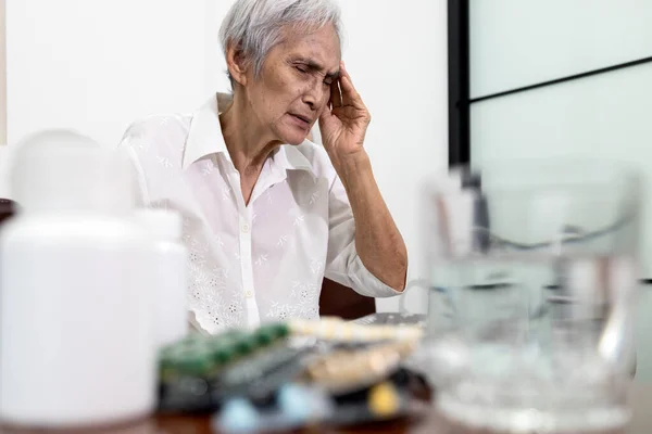 Nemocný Asijský Senior Žena Dotknout Její Hlavy Rukou Trpí Závratě — Stock fotografie