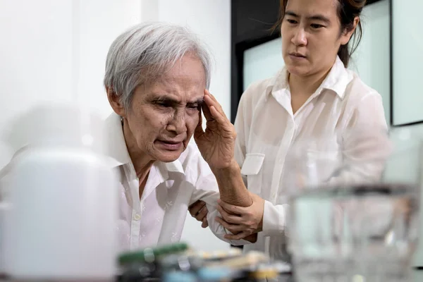 Asiatische Ältere Menschen Leiden Unter Kopfschmerzen Schmerzhaften Hirnneuropathien Gesichtsschmerzen Gestressten — Stockfoto