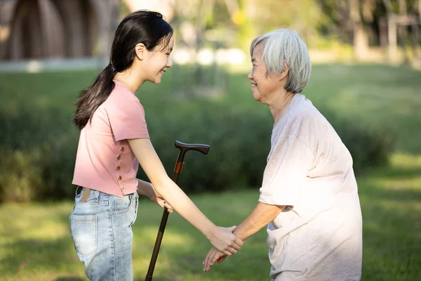 Asiatische Enkelin Schenkt Ihrer Alten Großmutter Einen Gehstock Überredet Die — Stockfoto