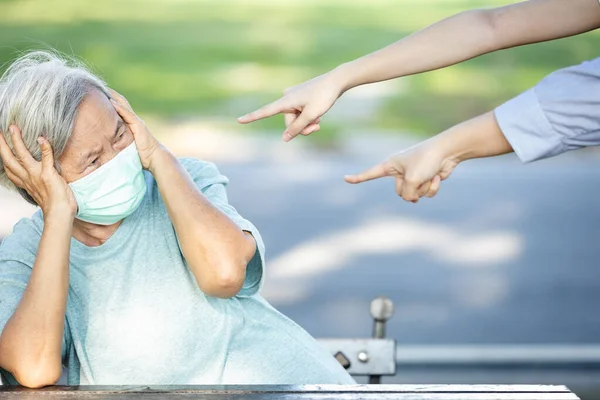 Triste Asiático Sênior Mulher Vestindo Máscara Facial Durante Pandemia Coronavirus — Fotografia de Stock