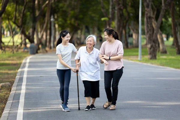 Feliz Familia Asiática Paseando Abrazando Mientras Relaja Disfruta Del Día — Foto de Stock