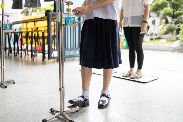 Νέο Φυσιολογικό Ασιάτης Φοιτητής Χρησιμοποιεί Πόδι Τους Για Πιέσει Οινόπνευμα — Φωτογραφία Αρχείου