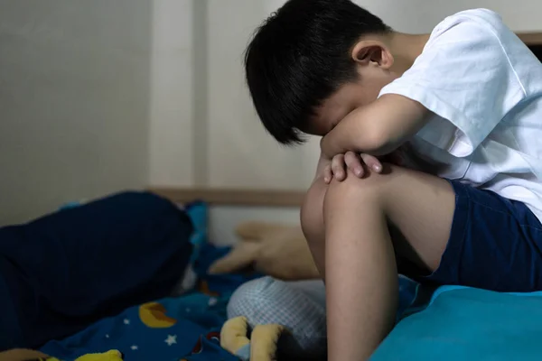 Spijt Verdrietig Aziatisch Jongetje Zit Alleen Eenzaamheid Gestresst Depressief Kind — Stockfoto