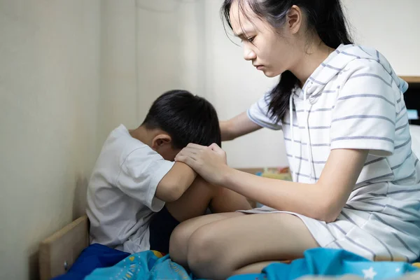 Asiatisk Syster Vidrör Axeln Håller Handen Tröstar Och Vårdar Sin — Stockfoto