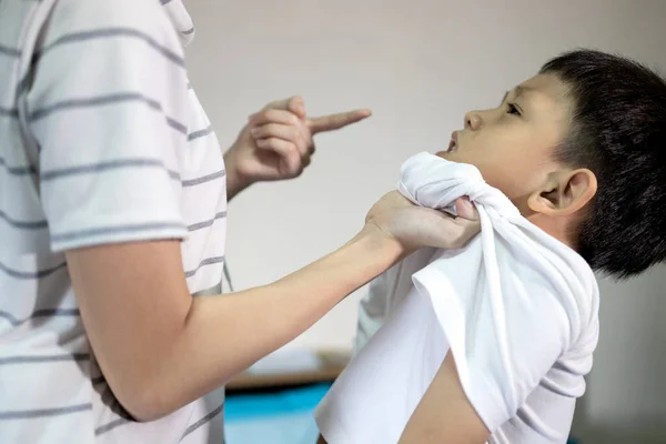 Arg Syster Våldsam Med Sin Stygga Busiga Eller Aggressiva Lillebror — Stockfoto