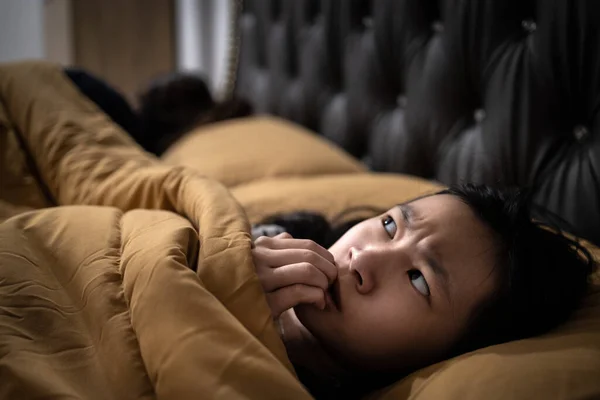Rädd Asiatisk Barn Flicka Ser Sig Omkring Och Spik Bita — Stockfoto