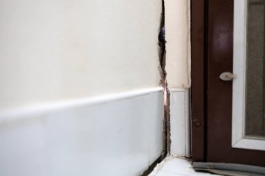 Evdeki çatlamış beton duvar, beton duvar dokusunun çökertilmesi, standart olmayan evlerin yenilenmesi, standart olmayan bina onarımı veya bina genişletilmesi gibi sorunlar.