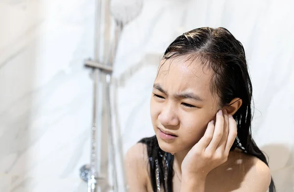 Estressado Preocupado Asiático Criança Menina Tinha Zumbido Água Seu Canal — Fotografia de Stock