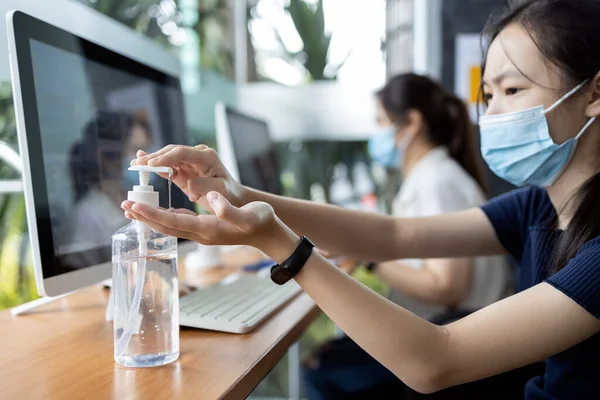 Азиатская Студентка Нажимает Антисептический Гель Дезинфекции Рук Перед Использованием Компьютера — стоковое фото