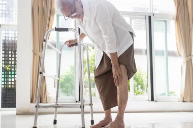 Diz eklemi ağrısı olan Asyalı son sınıf öğrencisi bir kadın diz kapağı ağrısı, eklem iltihabı, dizinde osteoartriti olan yaşlı insanlar dizine elle dokunuyor diz kapağında ağrı, fiziksel yaralanma kavramı.