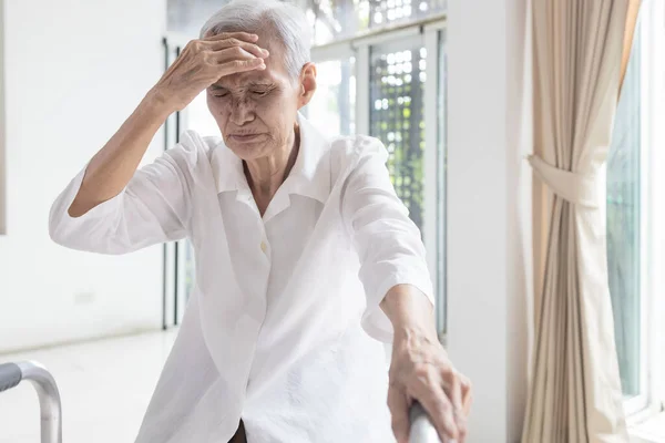 Utmattad Asiatisk Senior Kvinna Vidrör Huvudet Med Handsymtom Svindel Sjukdom — Stockfoto