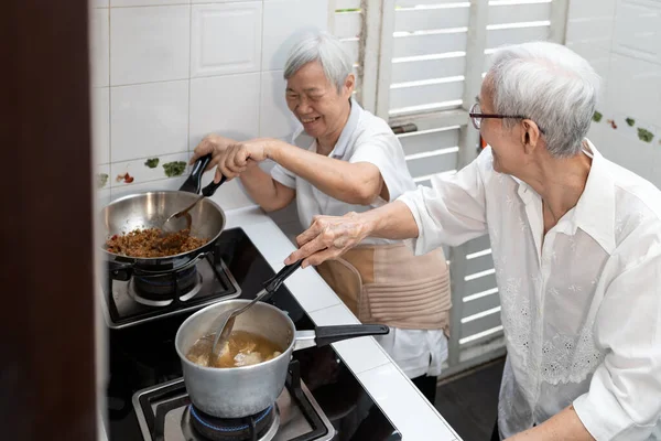 Glada Leende Asiatiska Äldre Kvinnor Matlagning Stekt Fläsk Med Basilika — Stockfoto