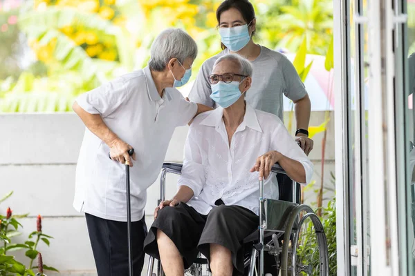 Glad Asiatisk Äldre Kvinna Bär Medicinsk Mask Sitta Rullstol Med — Stockfoto