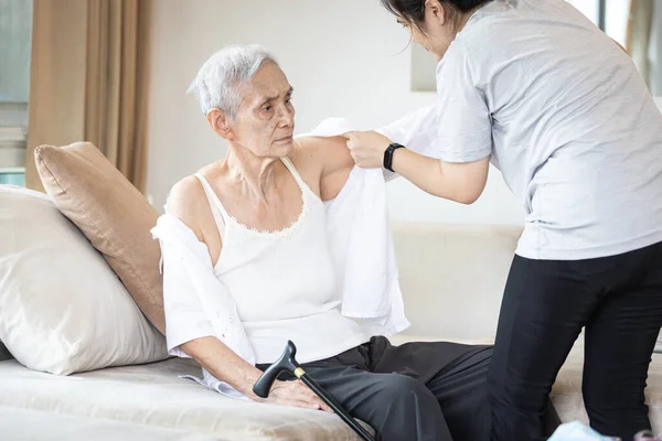 Mujer Asiática Cuidadora Que Cuida Ayudar Paciente Anciana Vestirse Usar — Foto de Stock