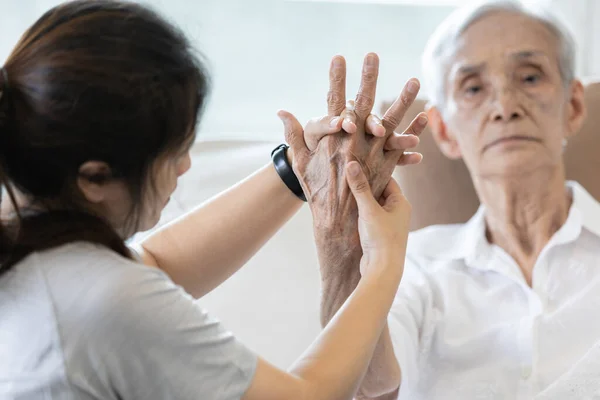 Paciente Idosa Sofre Dor Entorpecida Mão Artrite Inflamação Tendão Rigidez — Fotografia de Stock