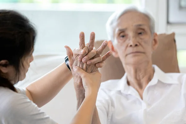 Paciente Anciana Sufre Dolor Entumecimiento Mano Artritis Inflamación Del Tendón — Foto de Stock