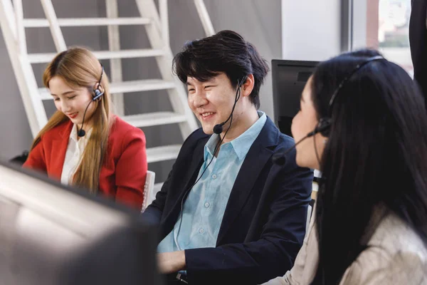 Sorrindo Operador Asiático Call Center Feliz Trabalhando Com Seus Colegas — Fotografia de Stock