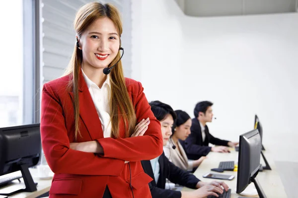 Retrato Mujer Asiática Feliz Confiada Agente Operador Centro Llamadas Oficina —  Fotos de Stock