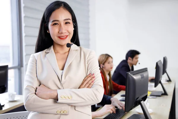 Retrato Agente Operador Call Center Mulher Asiática Feliz Confiante Escritório — Fotografia de Stock