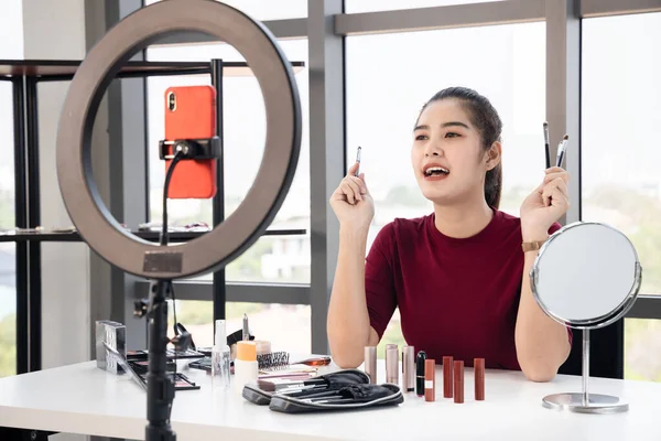 Güzel Asyalı etkileyiciler çeşitli kozmetik ürünlerini gözden geçirirler. Kadın güzellik blogcusu her gün kullandığı makyajını anlatıyor..