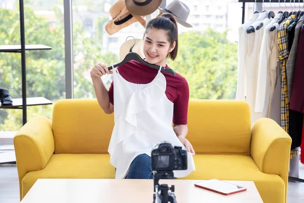 Happy Asian Internet Influenciador Revisão Vender Vestidos Brancos Por Streaming — Fotografia de Stock