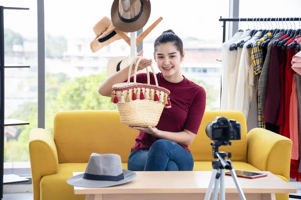 Piękny Azjatycki Internet Influencer Recenzję Lub Sprzedać Nową Torbę Mody — Zdjęcie stockowe