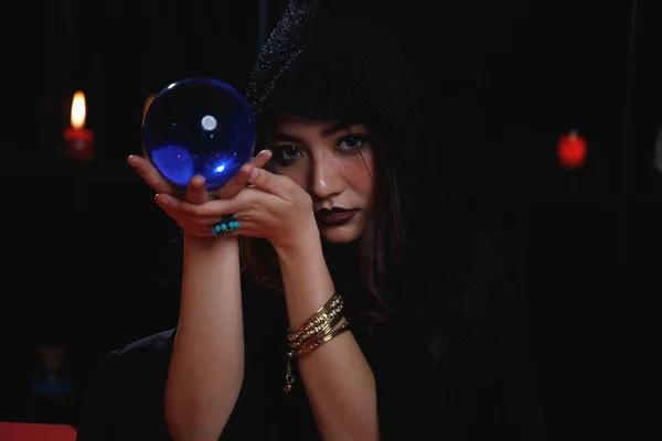 Retrato Adivino Asiático Capucha Negra Sosteniendo Bola Cristal Azul —  Fotos de Stock