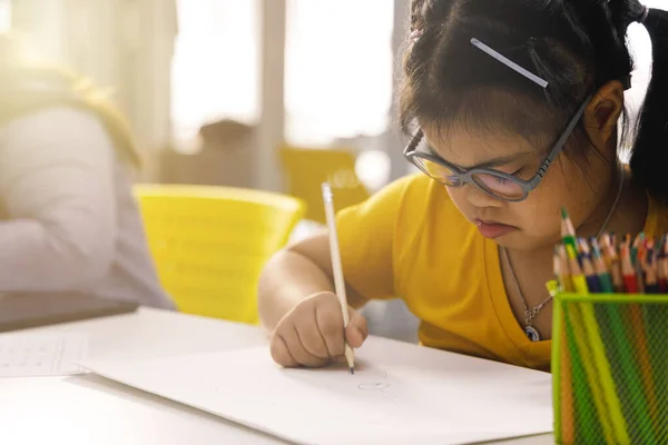 ダウン症候群の少女は アートクラスで絵を描く 概念障害児学習 — ストック写真