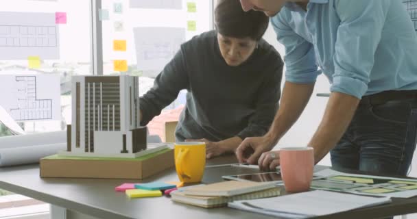 Equipe de arquitetos criativos trabalhando juntos em um estúdio de arquitetos . — Vídeo de Stock