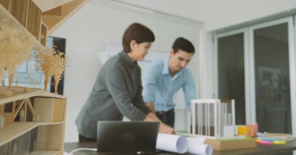 Equipe de arquitetos criativos trabalhando juntos em um estúdio de arquitetos . — Vídeo de Stock