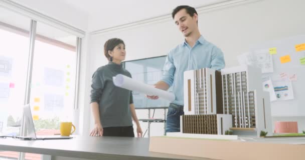 Equipo de arquitectos creativos trabajando juntos en un estudio de arquitectura . — Vídeos de Stock