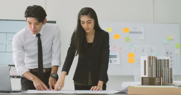 Equipo de arquitectos creativos trabajando juntos en un estudio de arquitectura . — Vídeo de stock