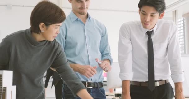 Equipo de arquitectos creativos trabajando juntos en un estudio de arquitectura . — Vídeo de stock