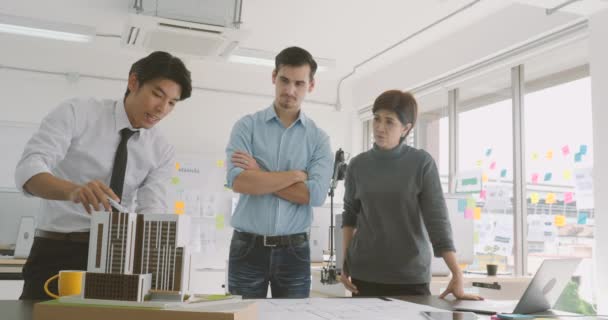 Equipe de arquitetos criativos trabalhando juntos em um estúdio de arquitetos — Vídeo de Stock