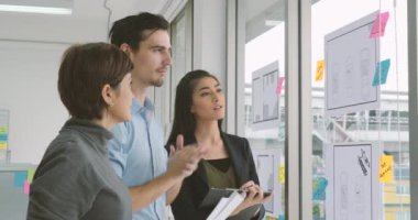 Takım beyin fırtınası fikirlerini Office Mimarlar