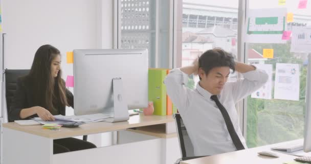 Ofiste meşgul genç işçi — Stok video