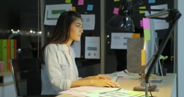 İşçisi kadın ofis geç saatlere kadar çalışır. Ofis yalnız shes. Masasına tarafından bir lamba yaktı.