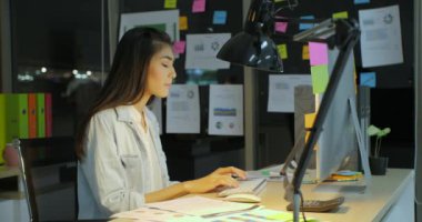 İşçisi kadın ofis geç saatlere kadar çalışır. Ofis yalnız shes. Masasına tarafından bir lamba yaktı.