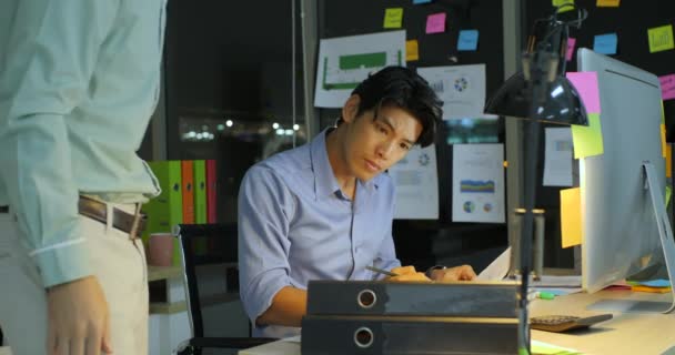 Empresario sobrecargado trabajando hasta tarde en la oficina . — Vídeo de stock