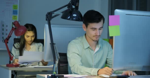 Cansado y estresado empresario y mujer de negocios están trabajando hasta tarde en la noche . — Vídeo de stock