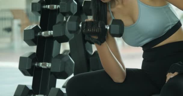 Joven mujer asiática haciendo ejercicio en gimnasio . — Vídeos de Stock