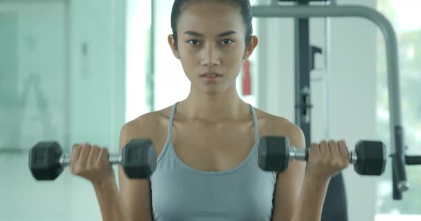 Jovem mulher asiática exercitando no ginásio . — Vídeo de Stock