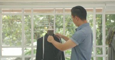 Asyalı erkek moda tasarımcısı kameraya arıyorsunuz portresi