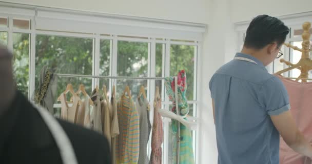 Retrato de asiático moda masculina designer olhando para a câmera — Vídeo de Stock