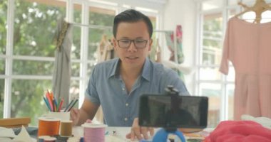 Genç moda tasarımcıları blogcular akıllı telefon üzerinde canlı öğretici video kayıt.
