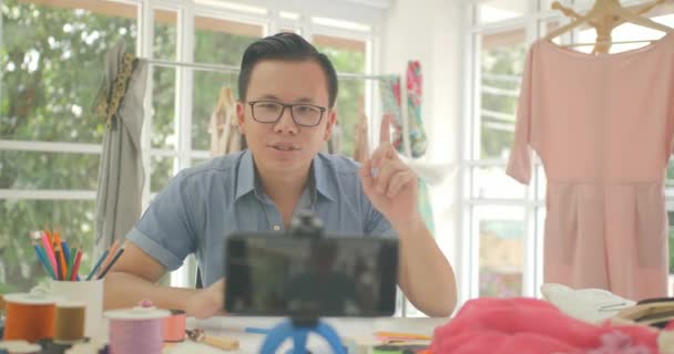 Giovani fashion designer blogger stanno registrando video tutorial dal vivo su smart phone . — Video Stock