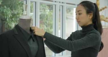 Onun stüdyo takım elbiseli çalışma çekici moda tasarımcısı