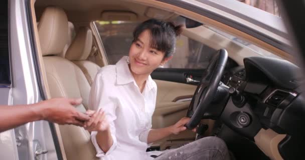 Cliente femenino que da las llaves del coche al mecánico de la reparación auto . — Vídeos de Stock