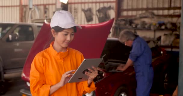 Porträt einer jungen schönen Automechanikerin in einer Autowerkstatt. — Stockvideo