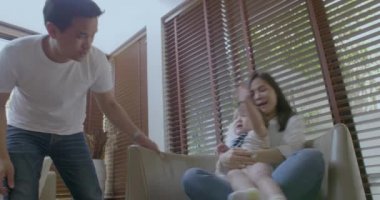 Mutlu baba, anne ve bebek oğlu eğleniyor ve evde oynamak